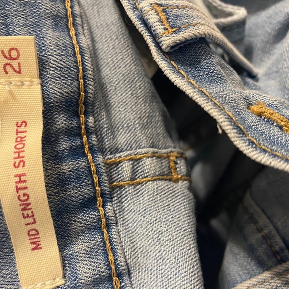 LEVIS MID LENGTH SHORTS in LIGHT WASH SIZE 26 - Picture 4 of 5